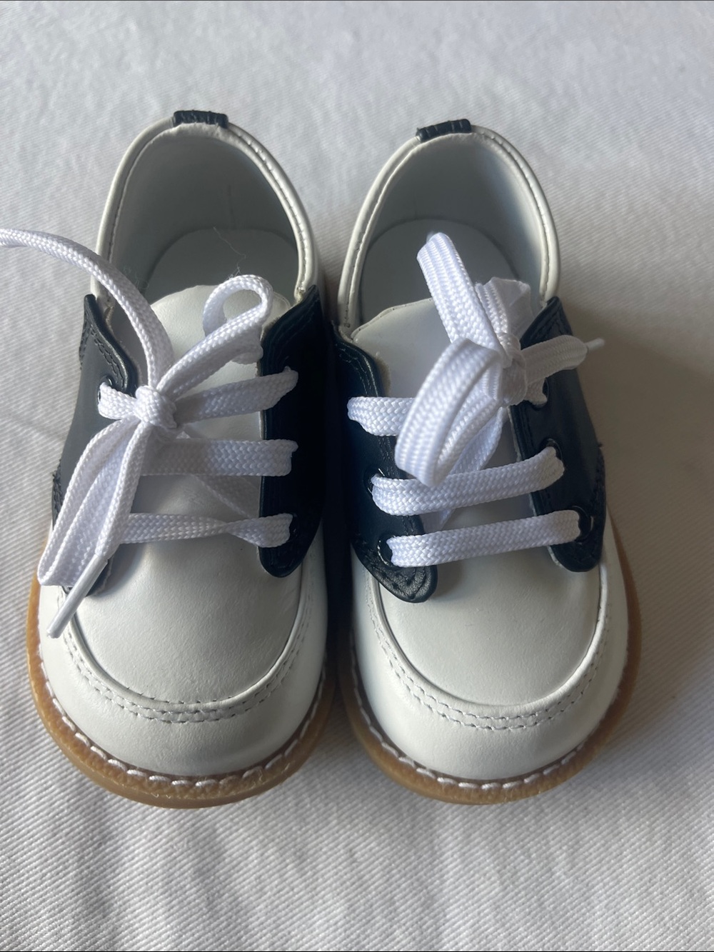 NWOB Classic Size 5 Two-Tone White and Black Kids Lace-Up Shoes by Trimfoot